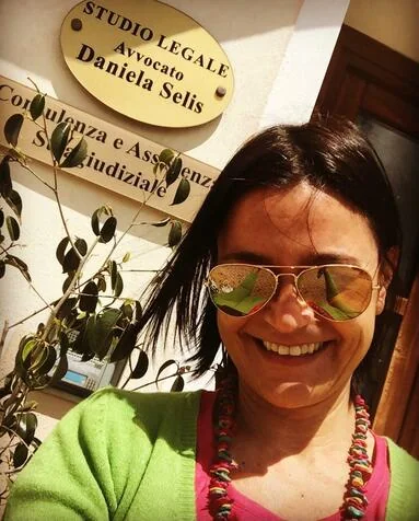 Avvocato Daniela Selis davanti allo studio