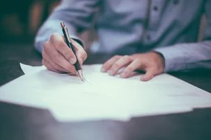 Persona che firma un documento